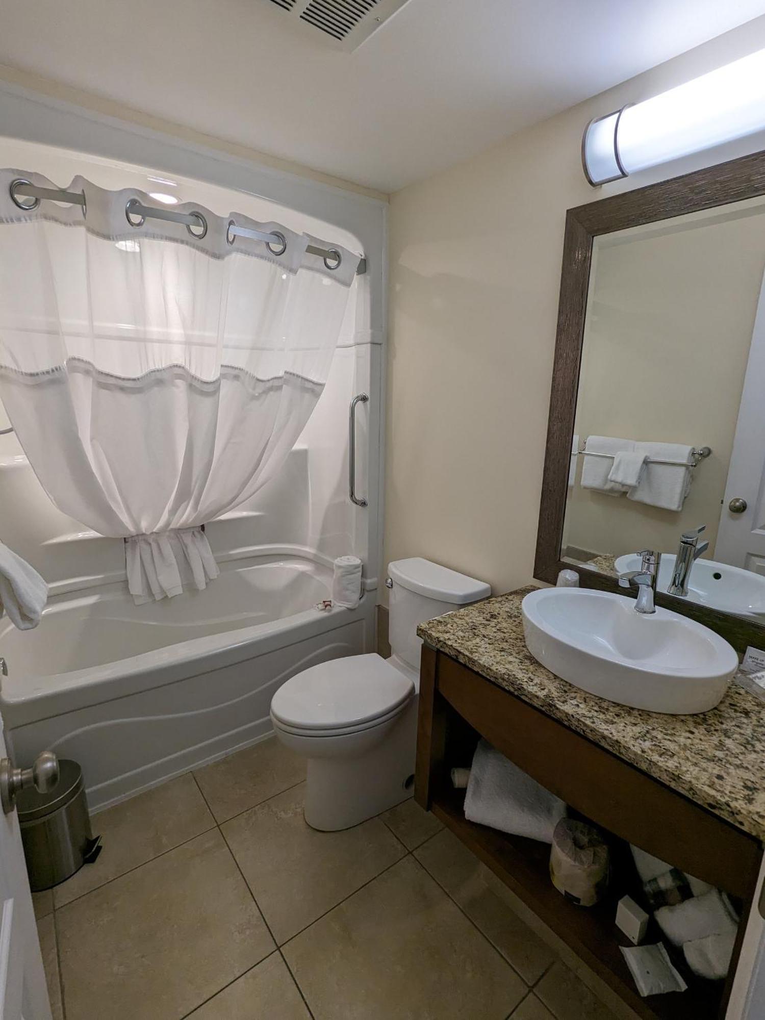 Inn At The Harbour Kincardine Habitación foto